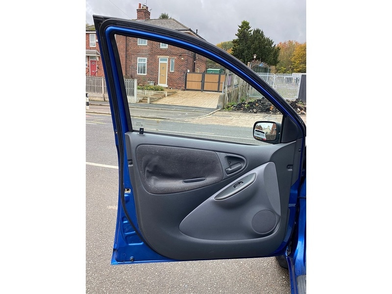 Used Toyota Yaris 2002 for sale - 76707327: Photo 30