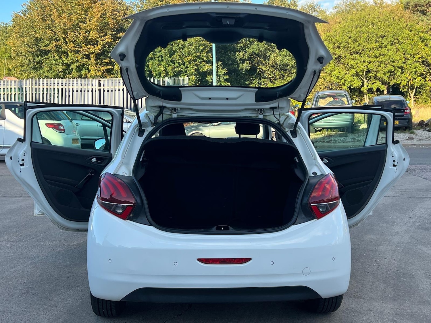Used Peugeot 208 2015 for sale - 76171630: Photo 27