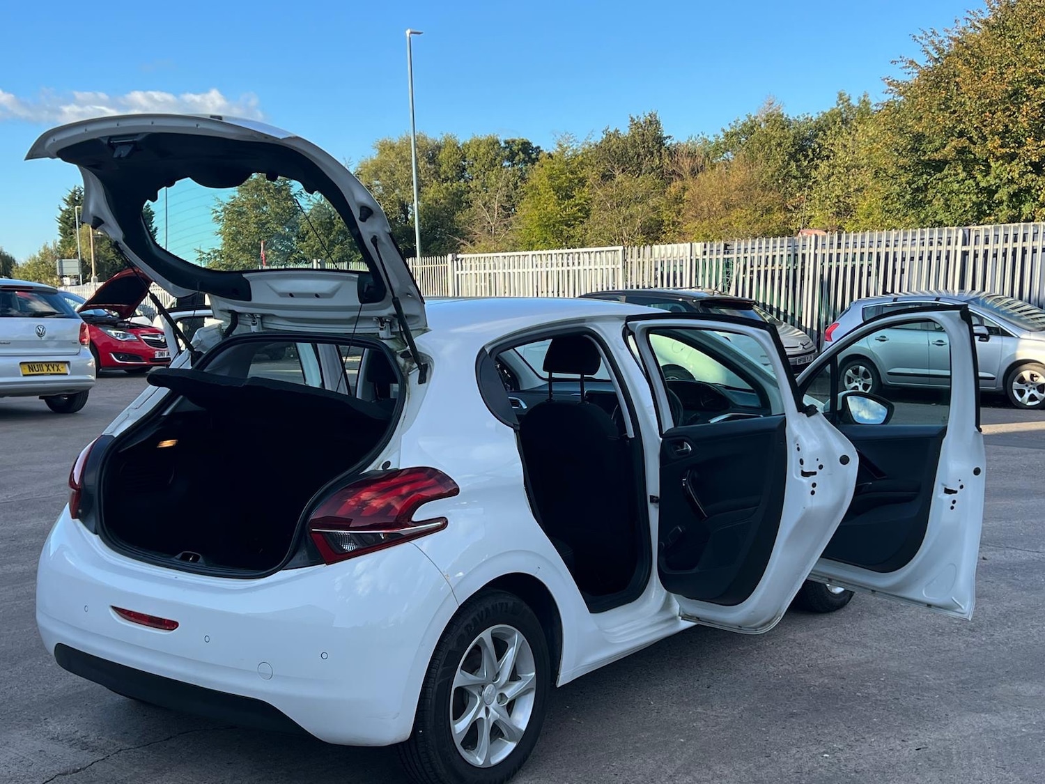 Used Peugeot 208 2015 for sale - 76171630: Photo 28