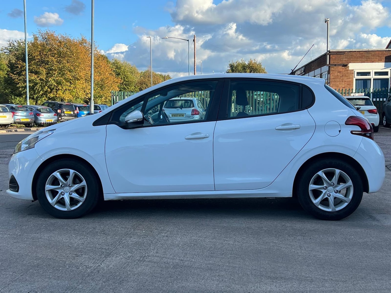 Used Peugeot 208 2015 for sale - 76171630: Photo 6