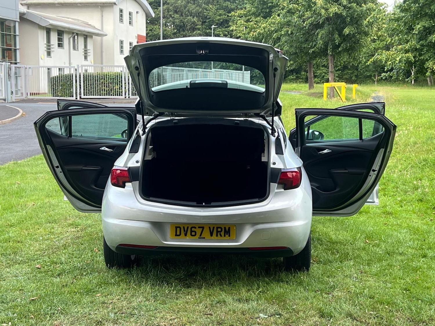 Used Vauxhall Astra 2017 for sale - 76925872: Photo 3