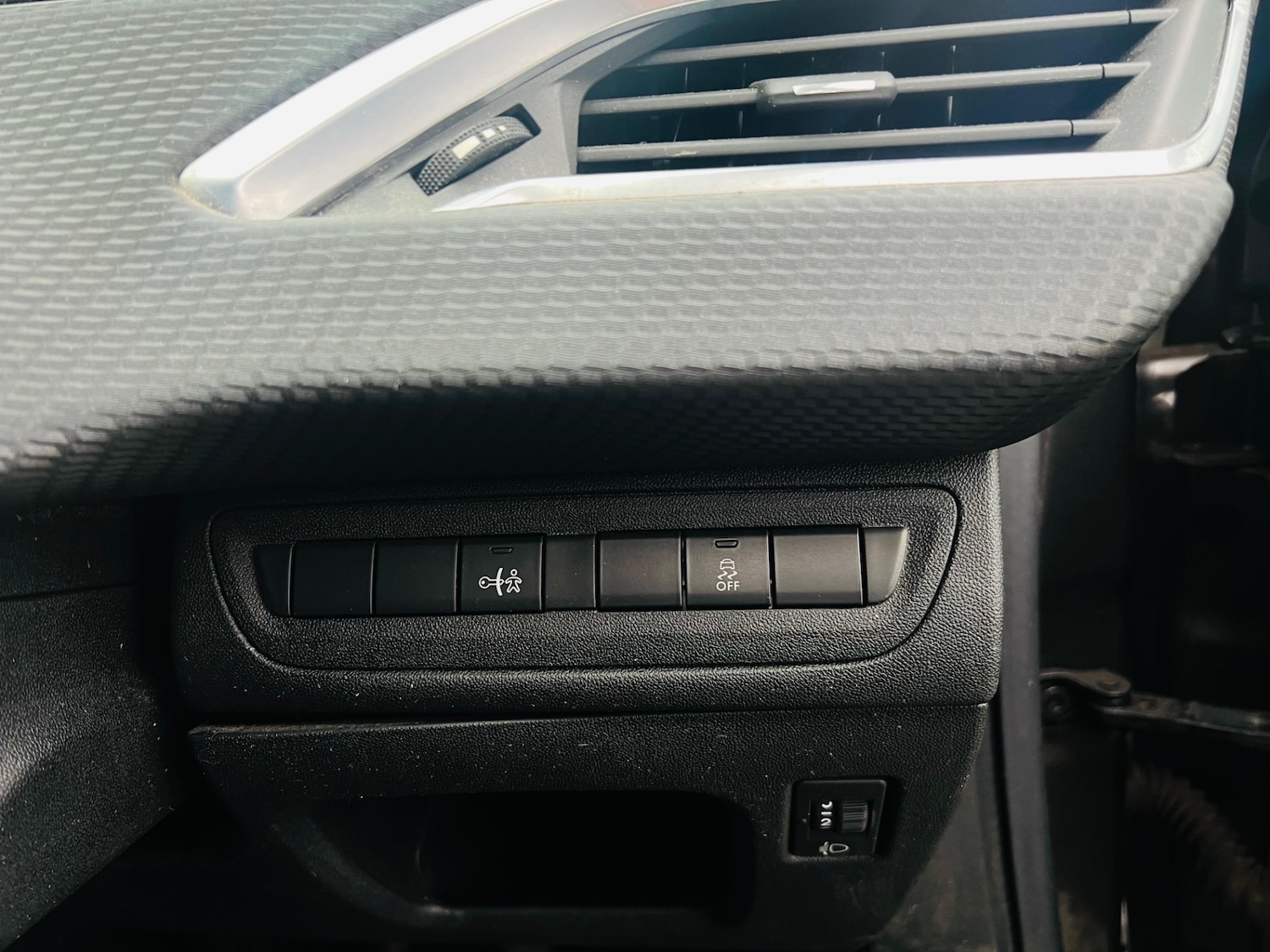 Used Peugeot 2008 2015 for sale - 77613675: Photo 38