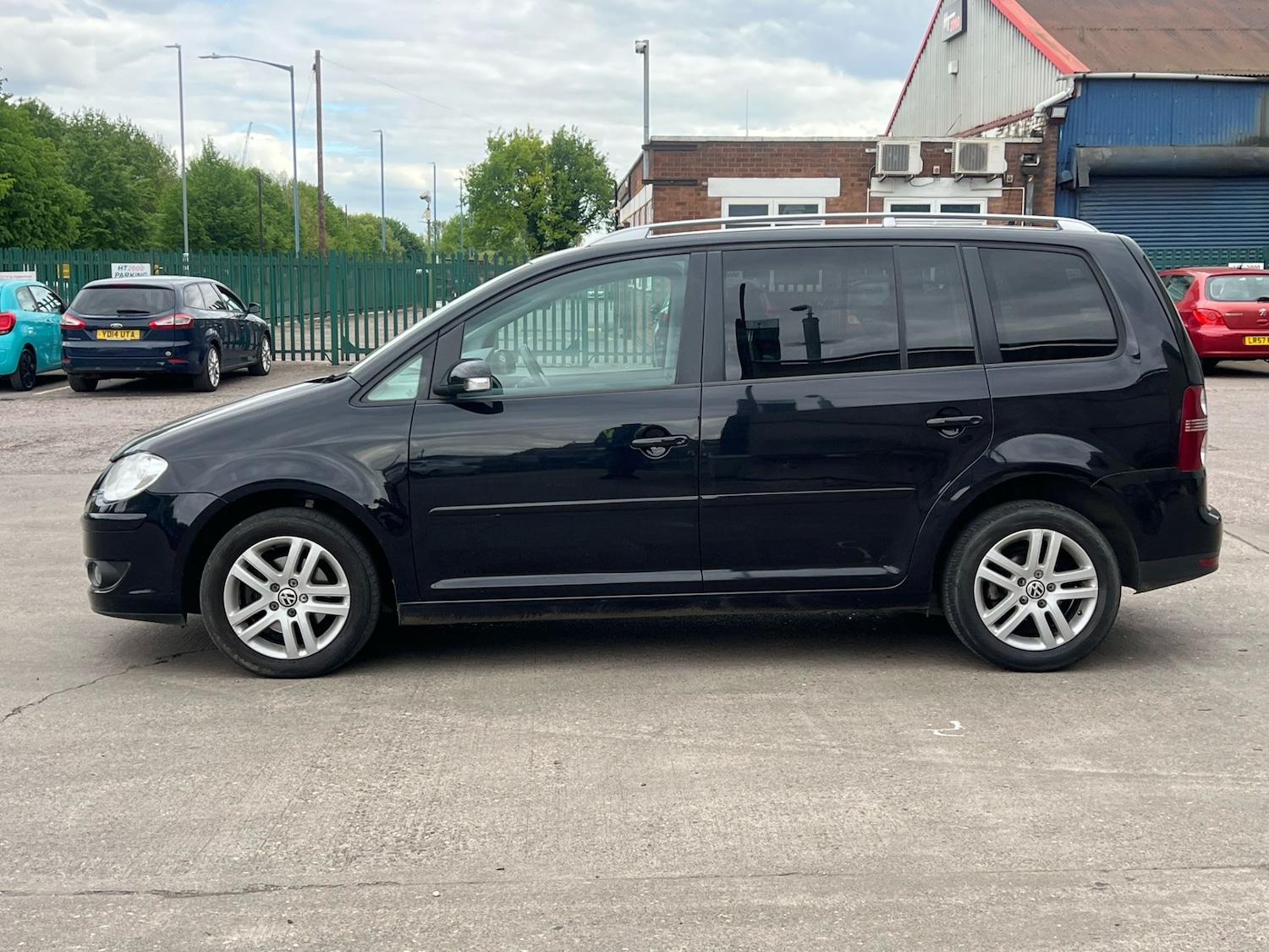 Used Volkswagen Touran 2009 for sale - 77041025: Photo 4