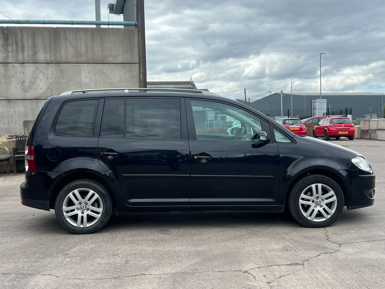 Used Volkswagen Touran 2009 for sale - 77041025: Photo 8