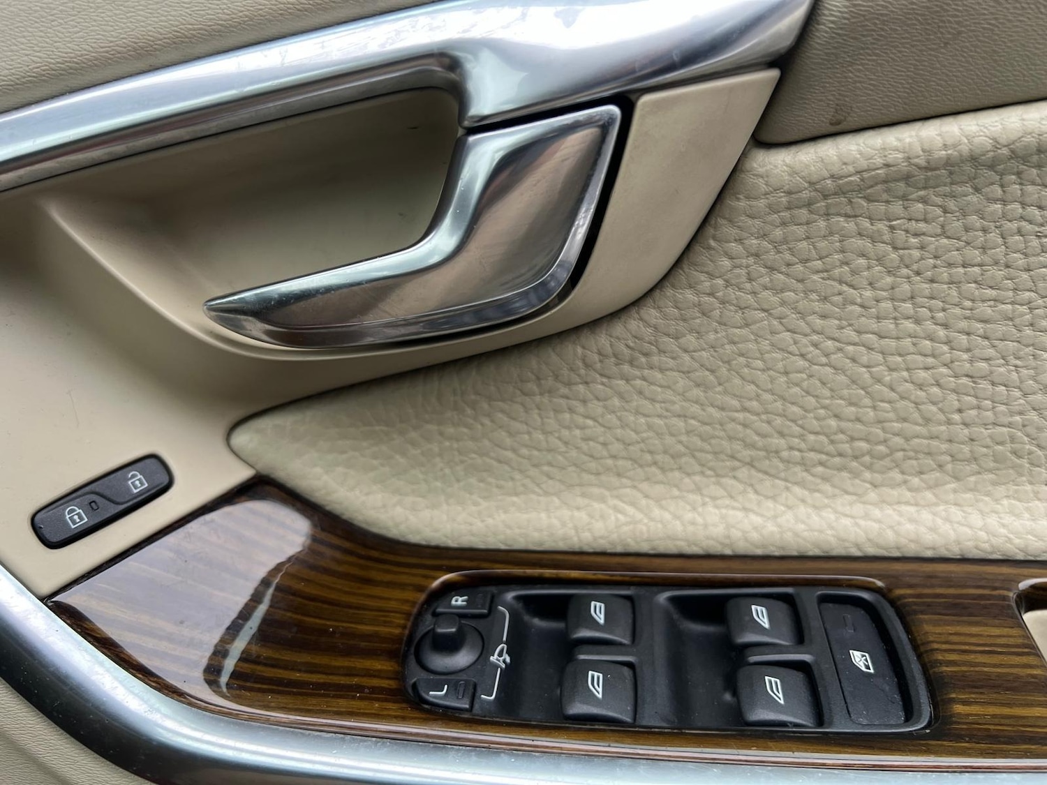 Used Volvo S60 2010 for sale - 76772298: Photo 28