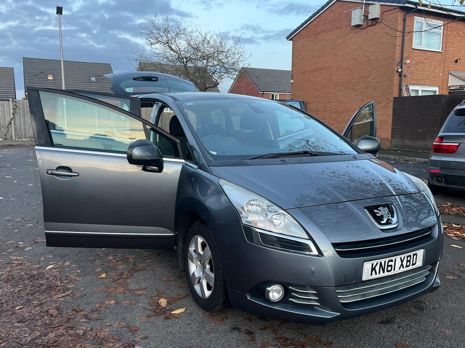 Used Peugeot 5008 2011 for sale - 76389433: Photo 16