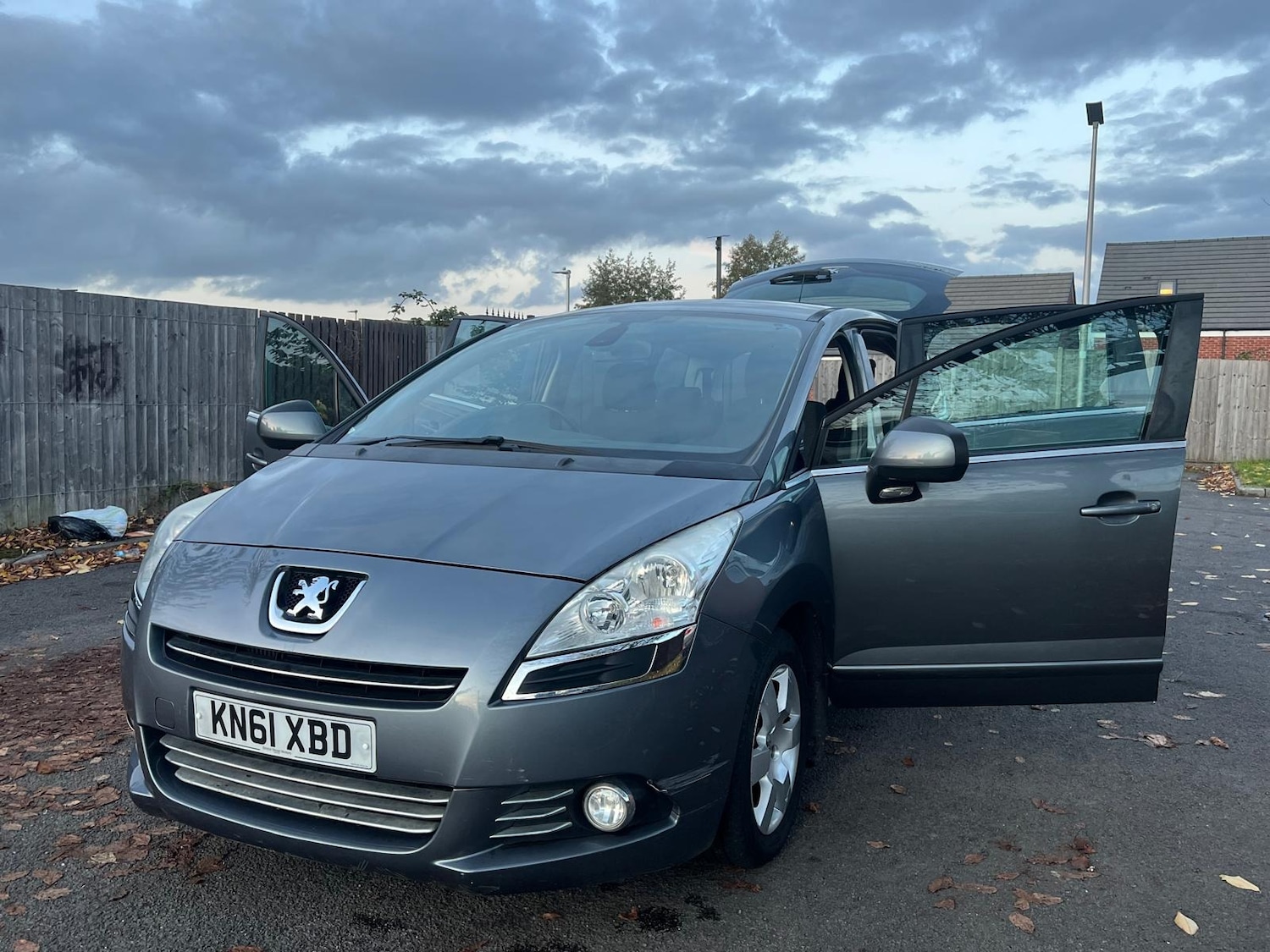 Used Peugeot 5008 2011 for sale - 76389433: Photo 19