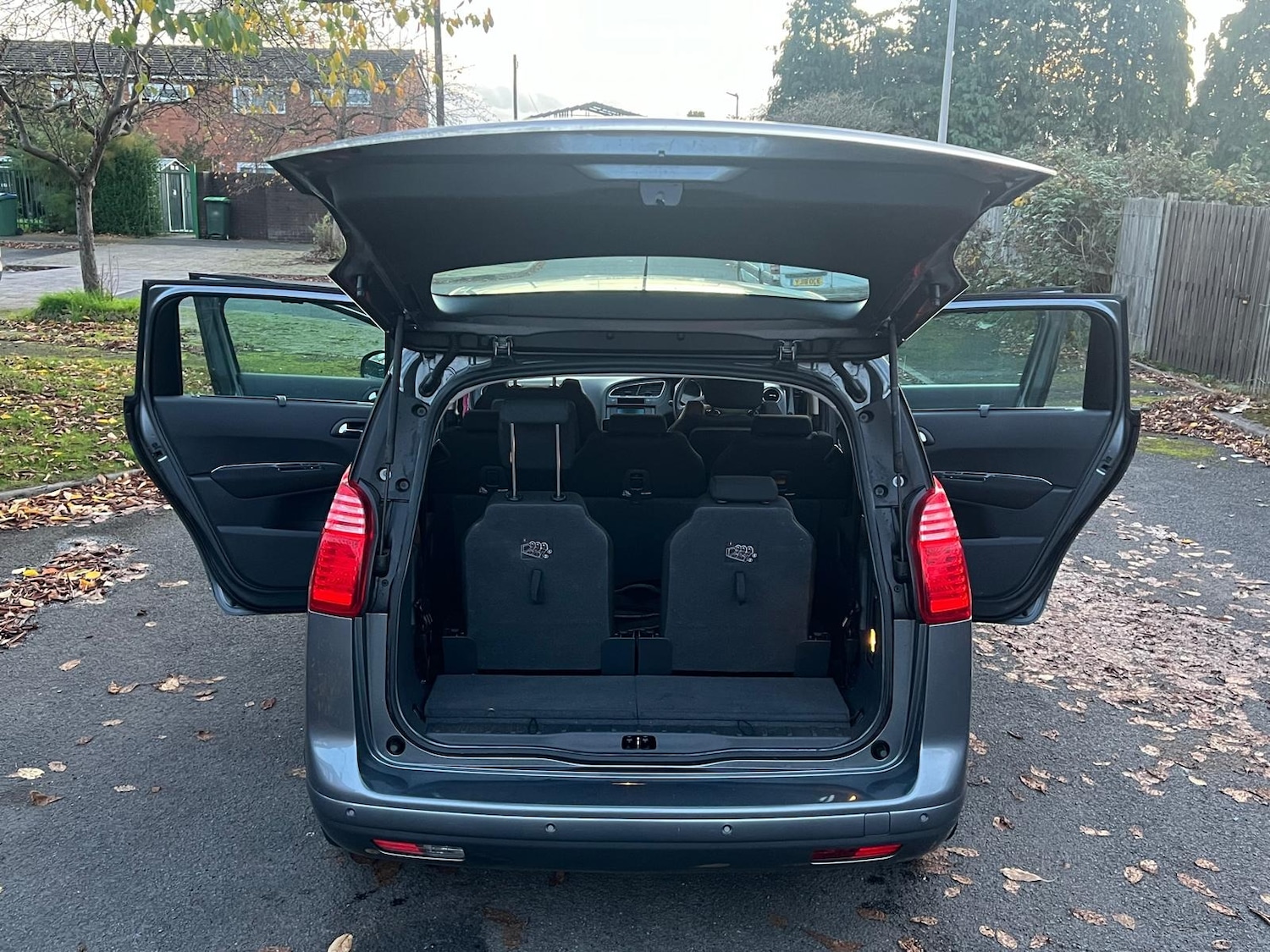 Used Peugeot 5008 2011 for sale - 76389433: Photo 22