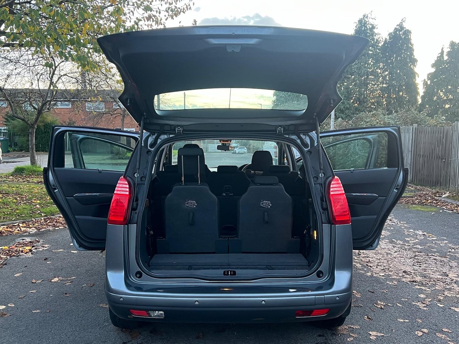 Used Peugeot 5008 2011 for sale - 76389433: Photo 24