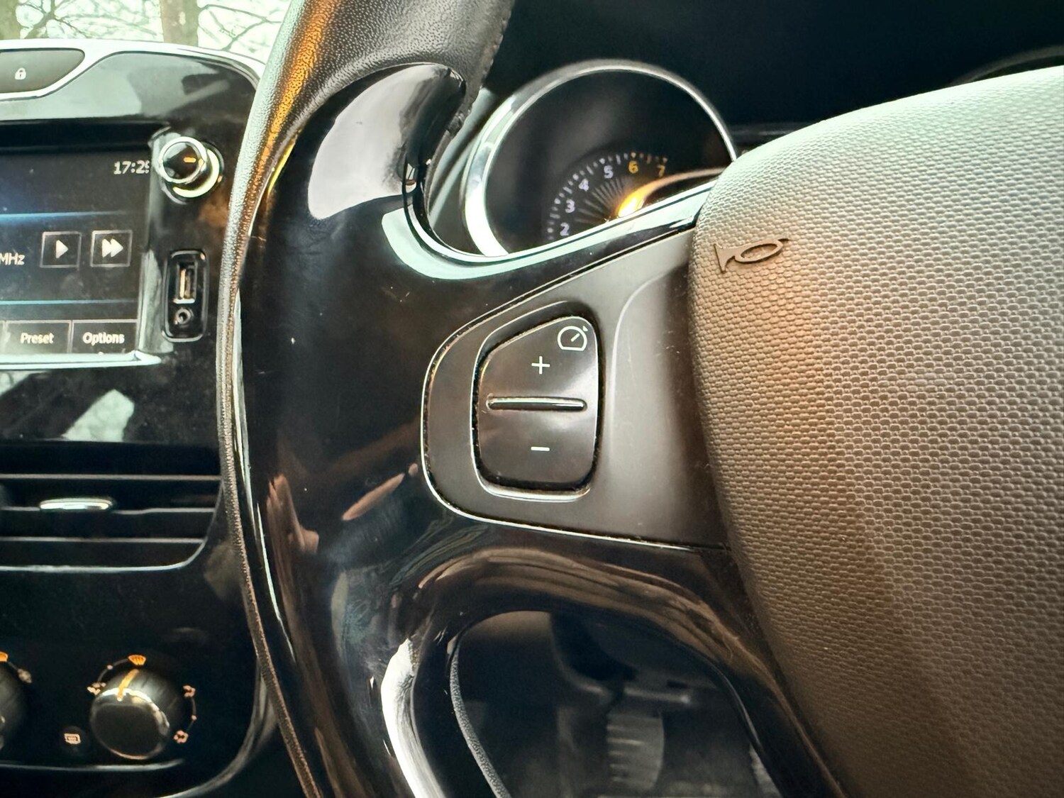 Used Renault Clio 2013 for sale - 77855598: Photo 40