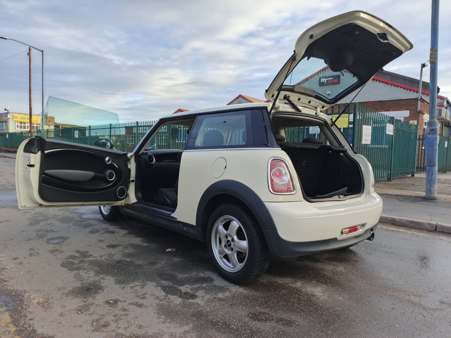 Used MINI Hatch 2011 for sale - 76168085: Photo 24
