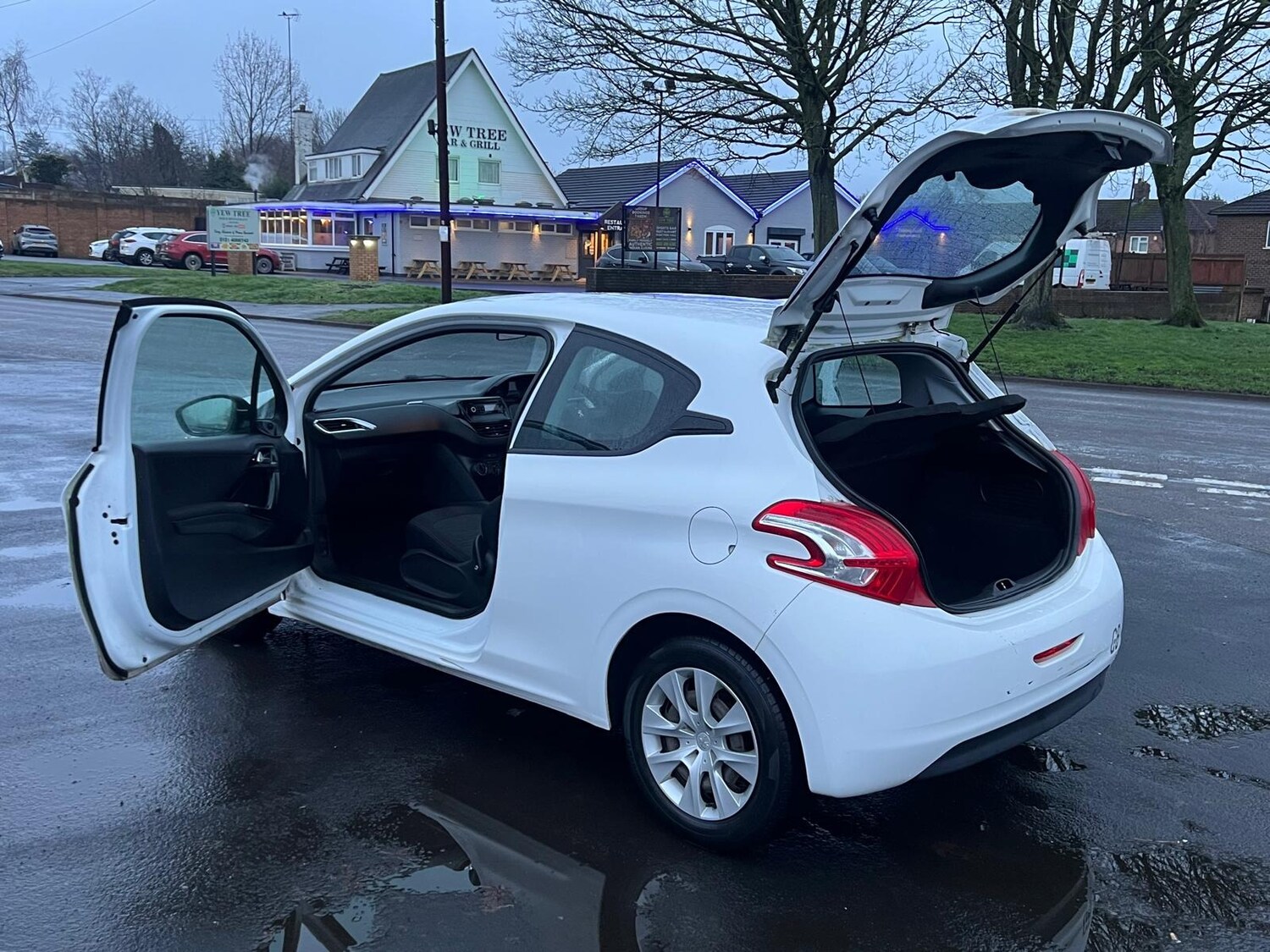 Used Peugeot 208 2015 for sale - 77613687: Photo 42