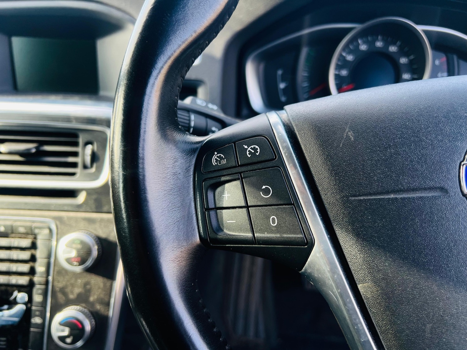 Used Volvo V60 2015 for sale - 77332191: Photo 36