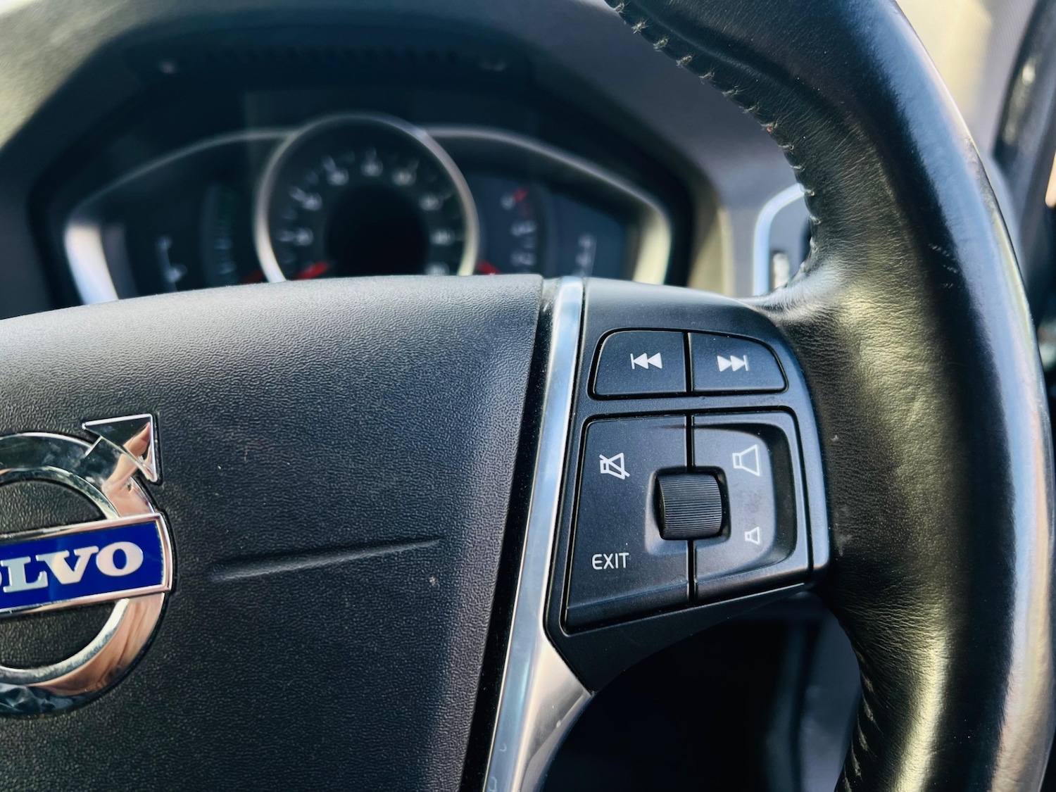 Used Volvo V60 2015 for sale - 77332191: Photo 37