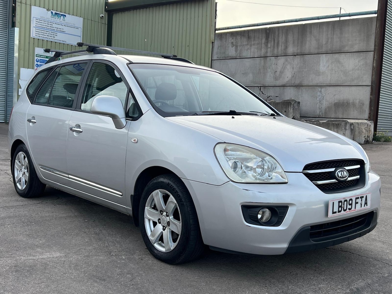Used Kia Carens 2009 for sale - 76165420: Photo 1