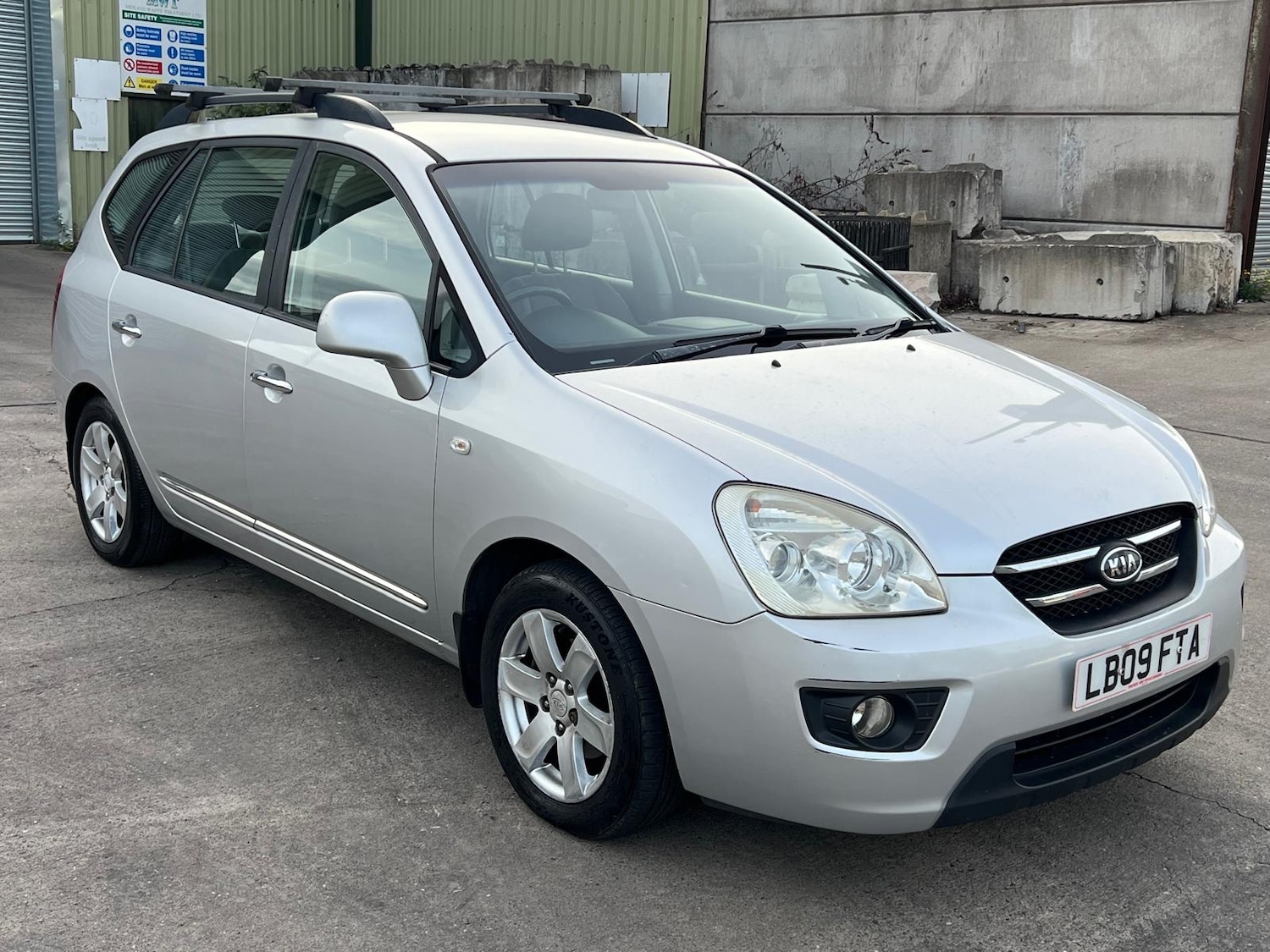 Used Kia Carens 2009 for sale - 76165420: Photo 2