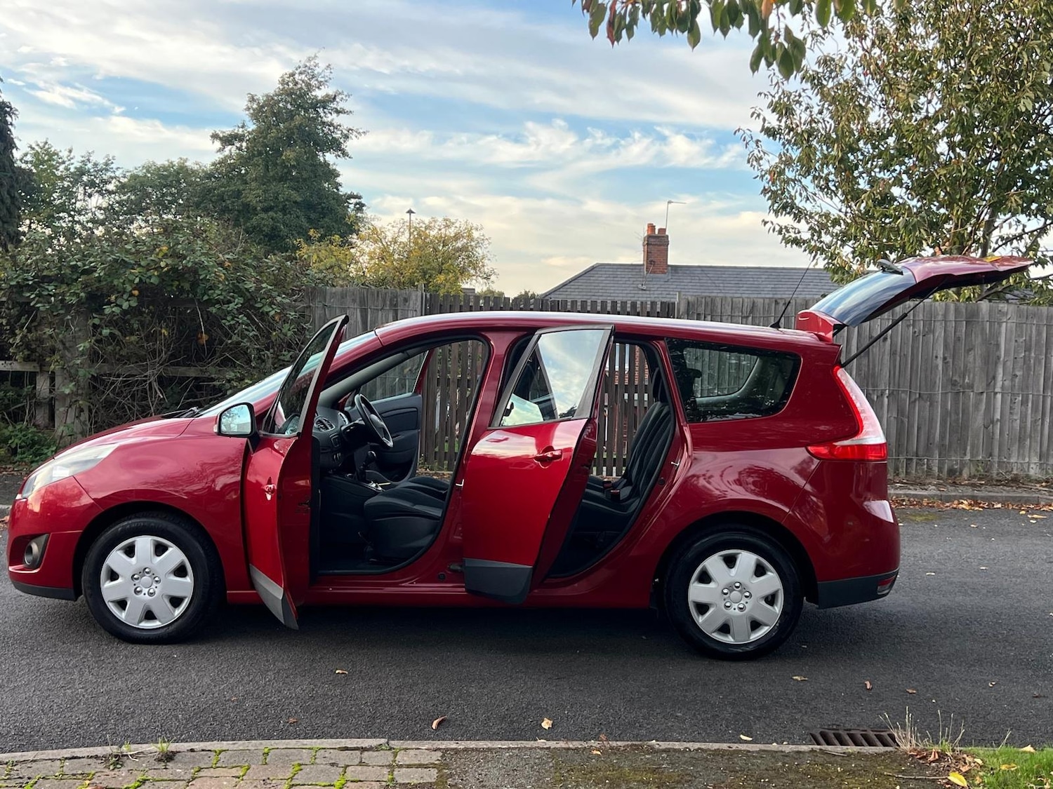 Used Renault Grand Scenic 2010 for sale - 76240288: Photo 11