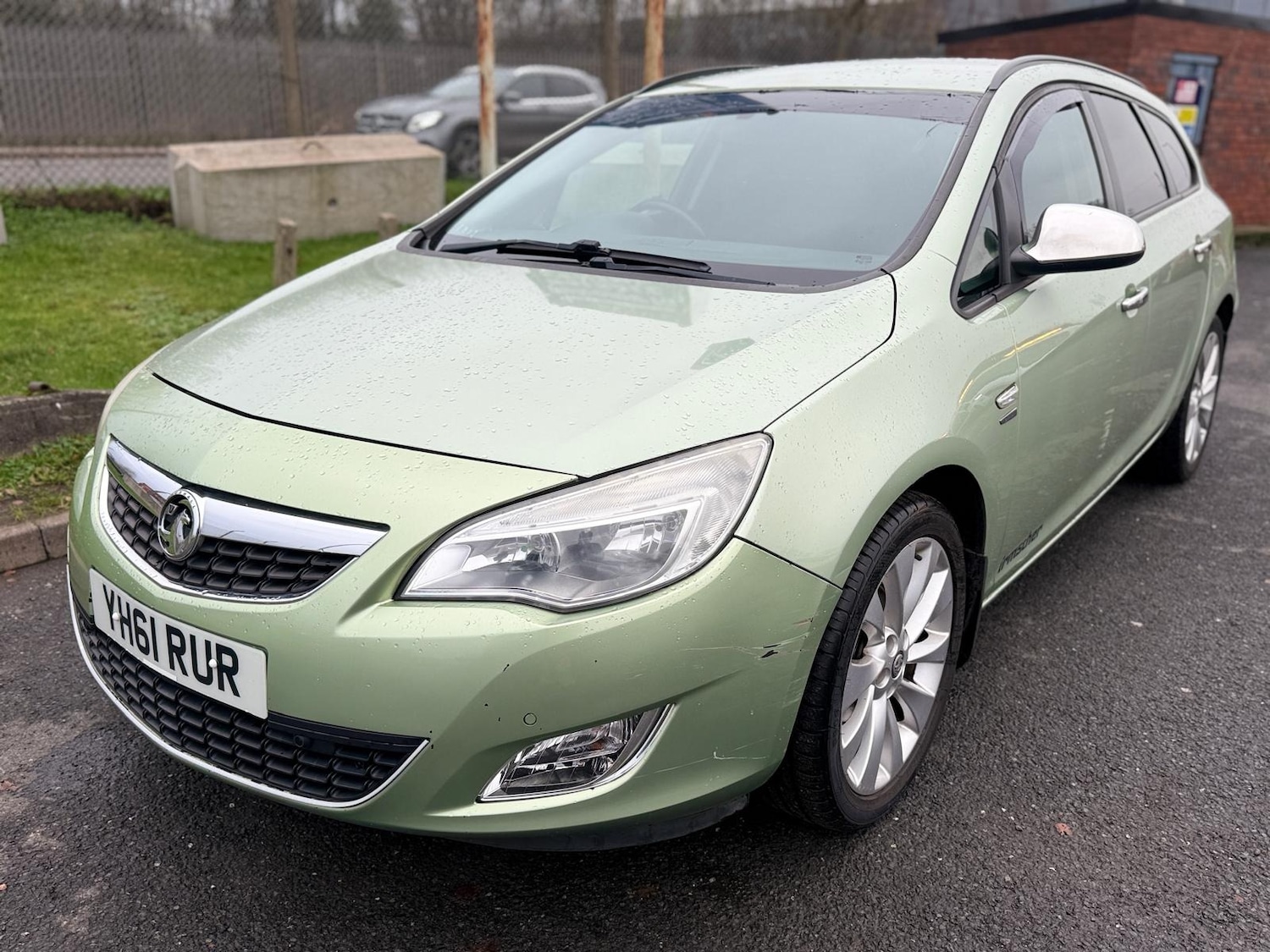 Used Vauxhall Astra 2011 for sale - 77060552: Photo 2