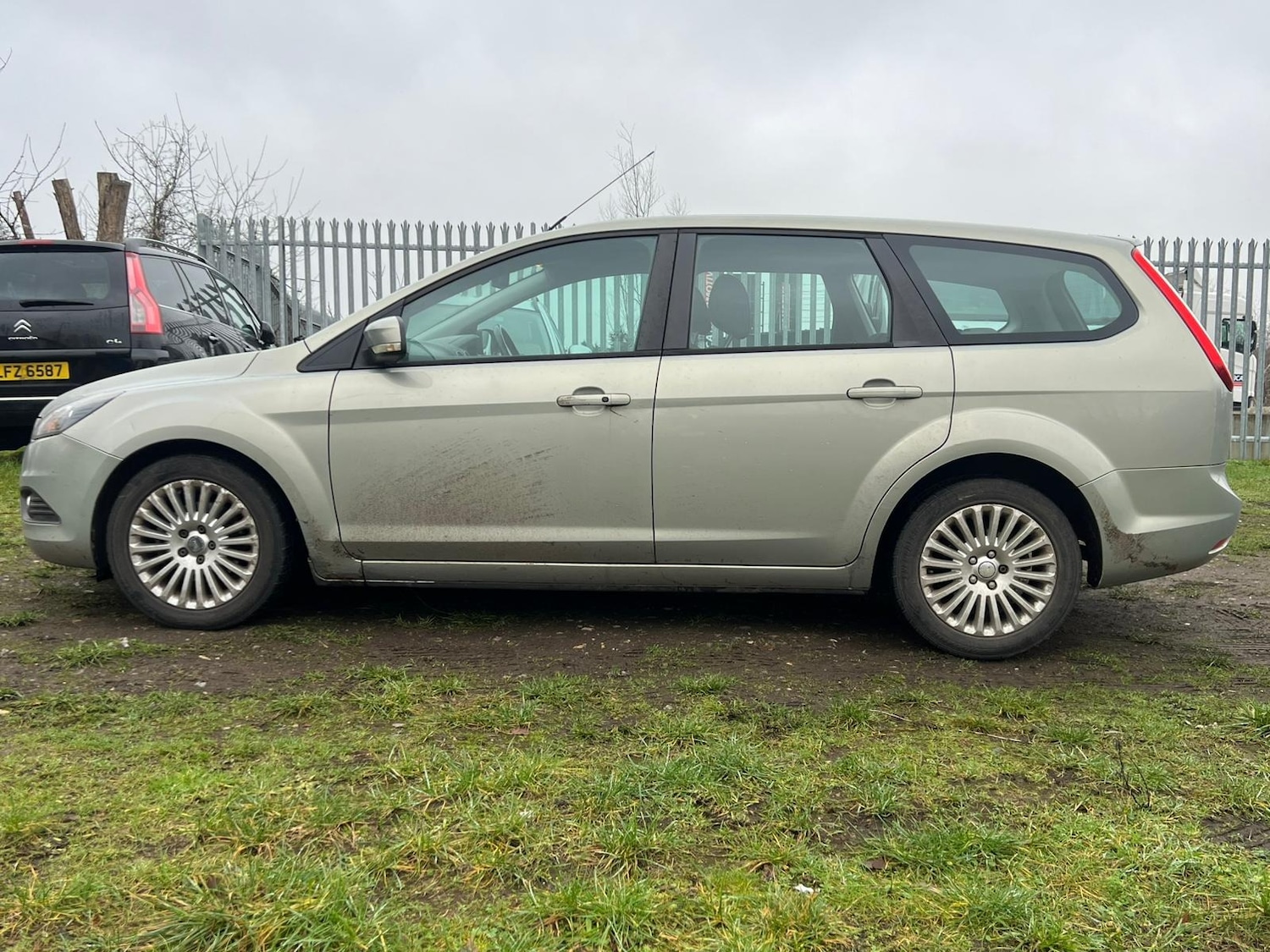 Used Ford Focus 2010 for sale - 77330322: Photo 2
