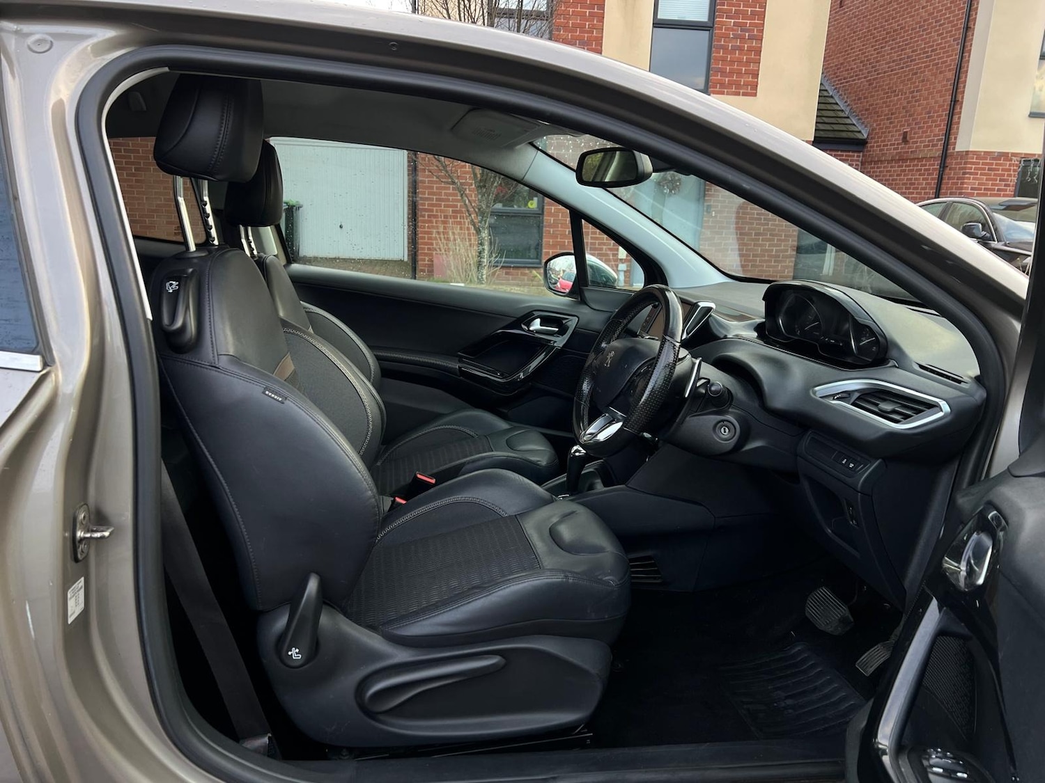 Used Peugeot 208 2012 for sale - 76914009: Photo 16