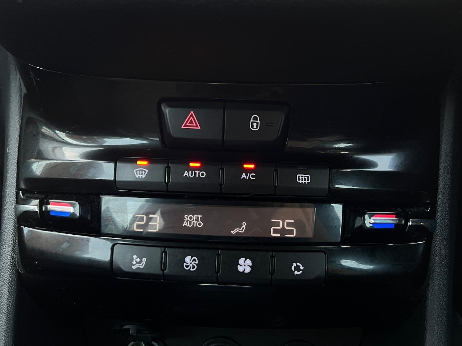 Used Peugeot 208 2012 for sale - 76914009: Photo 30