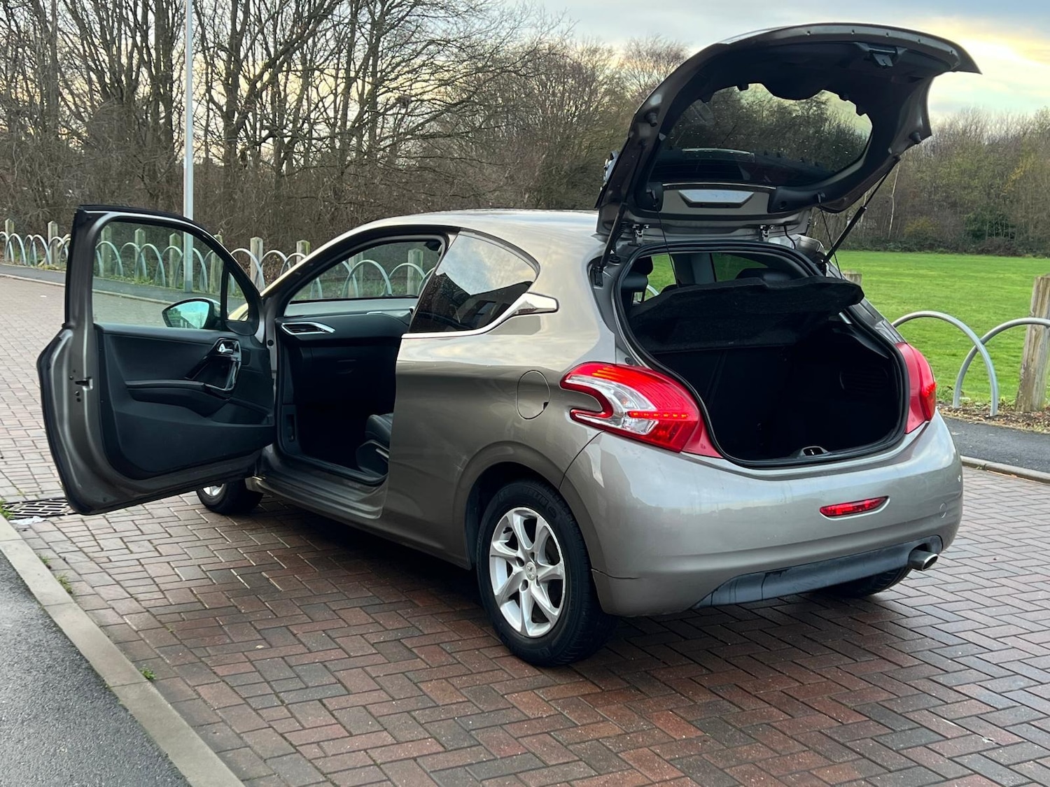 Used Peugeot 208 2012 for sale - 76914009: Photo 41