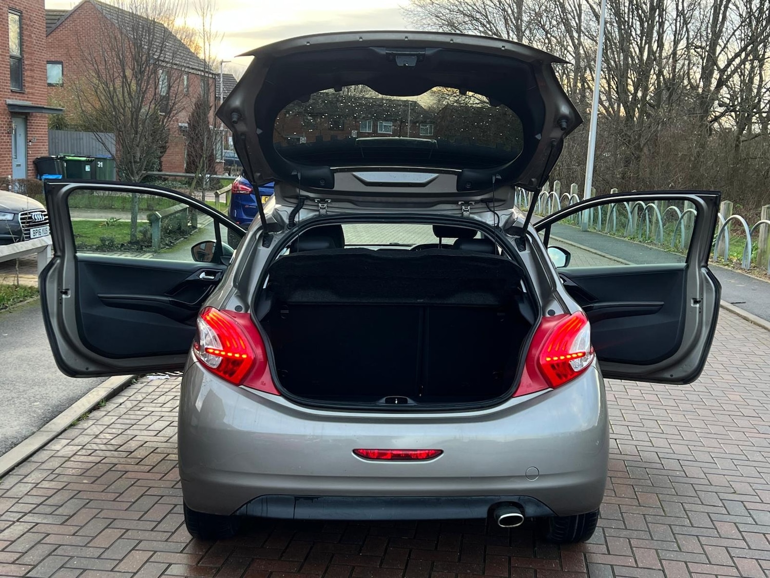 Used Peugeot 208 2012 for sale - 76914009: Photo 44