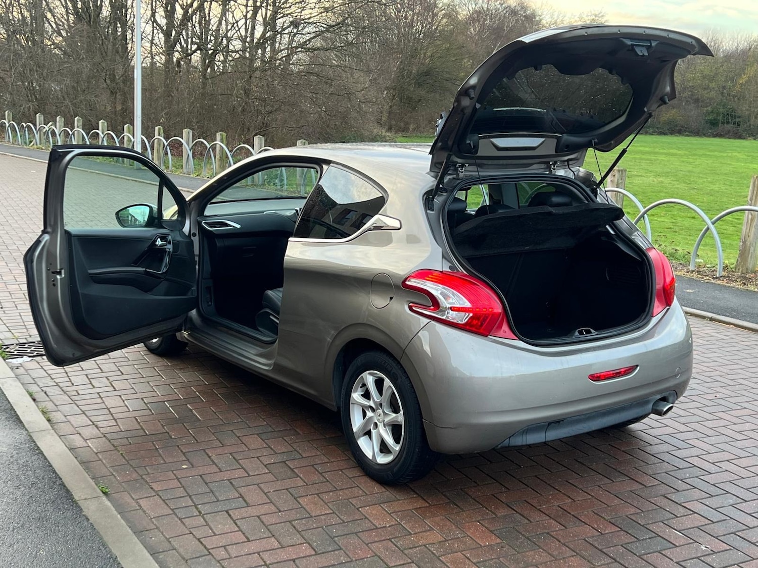 Used Peugeot 208 2012 for sale - 76914009: Photo 45