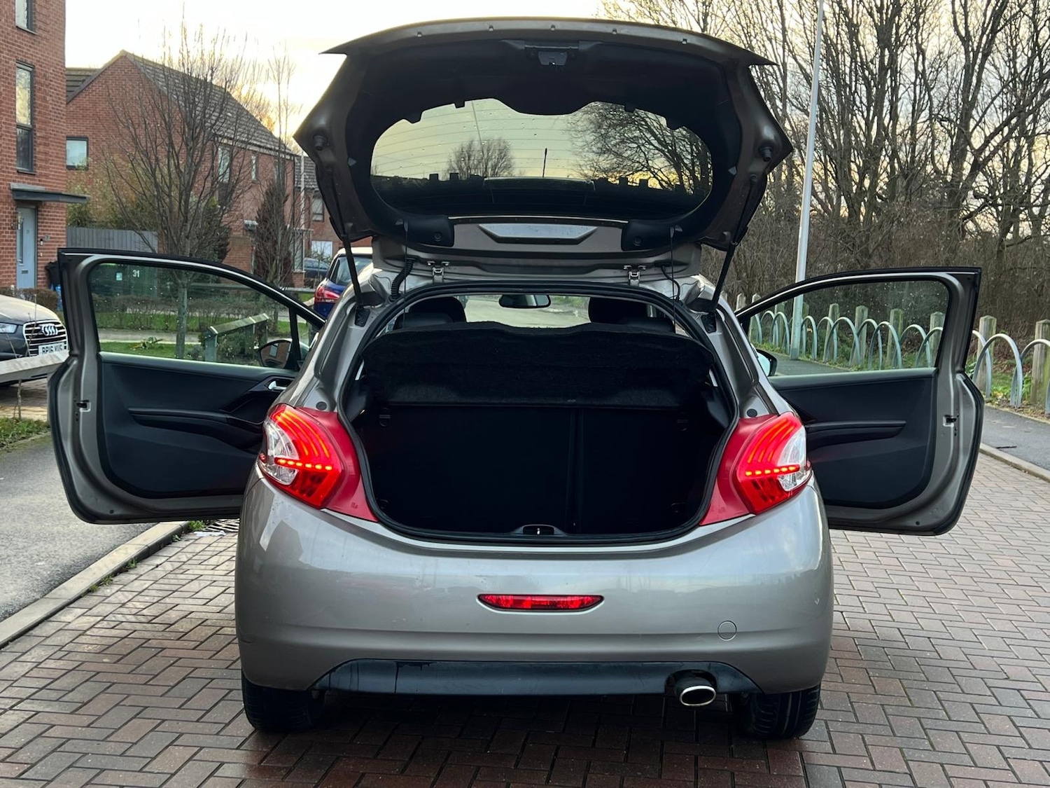 Used Peugeot 208 2012 for sale - 76914009: Photo 46