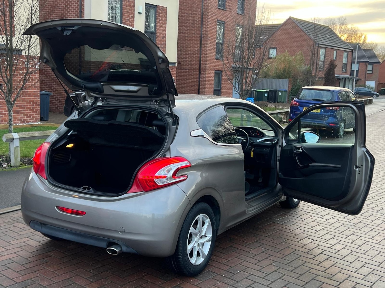 Used Peugeot 208 2012 for sale - 76914009: Photo 49