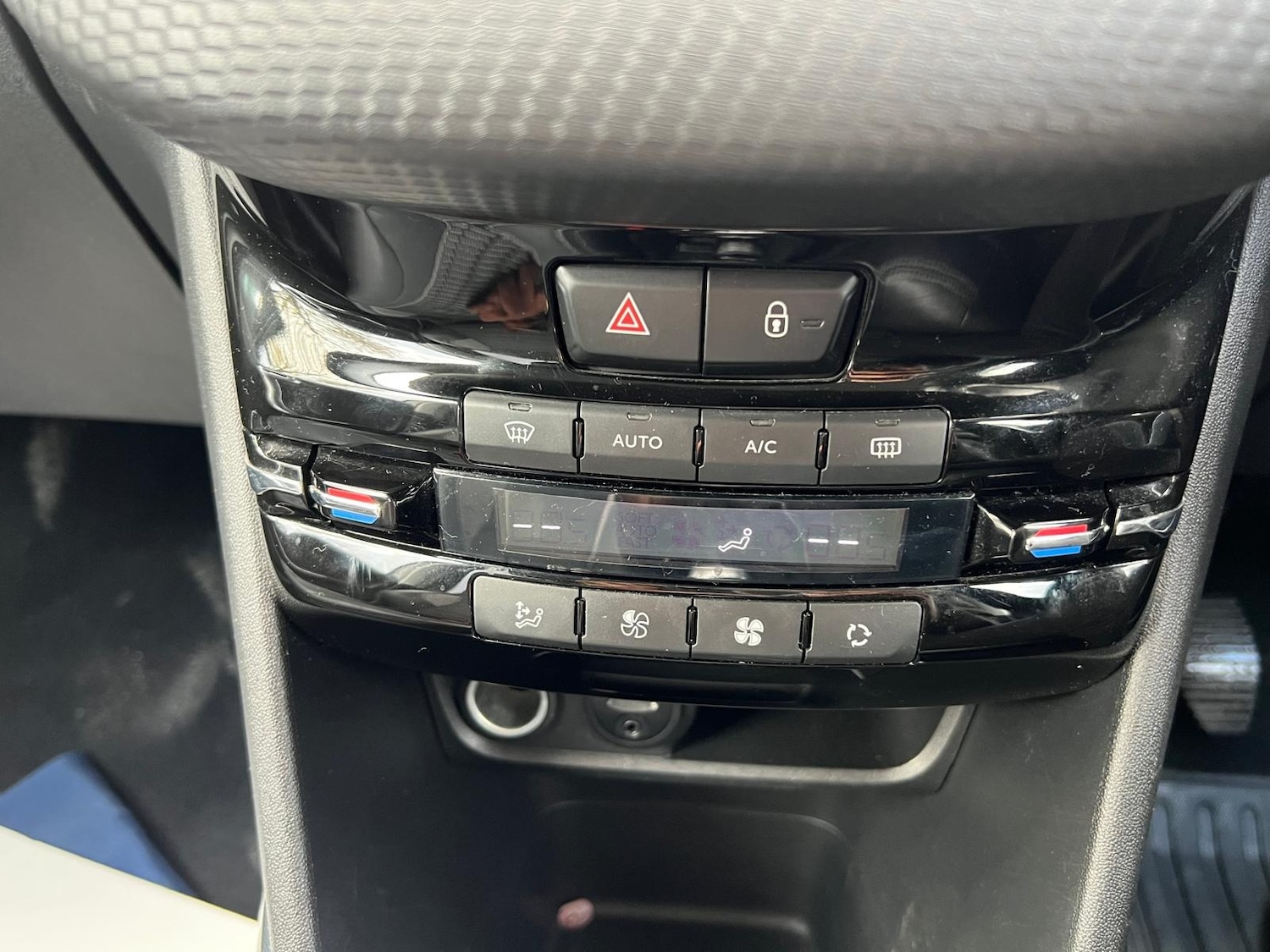 Used Peugeot 2008 2013 for sale - 76389430: Photo 30