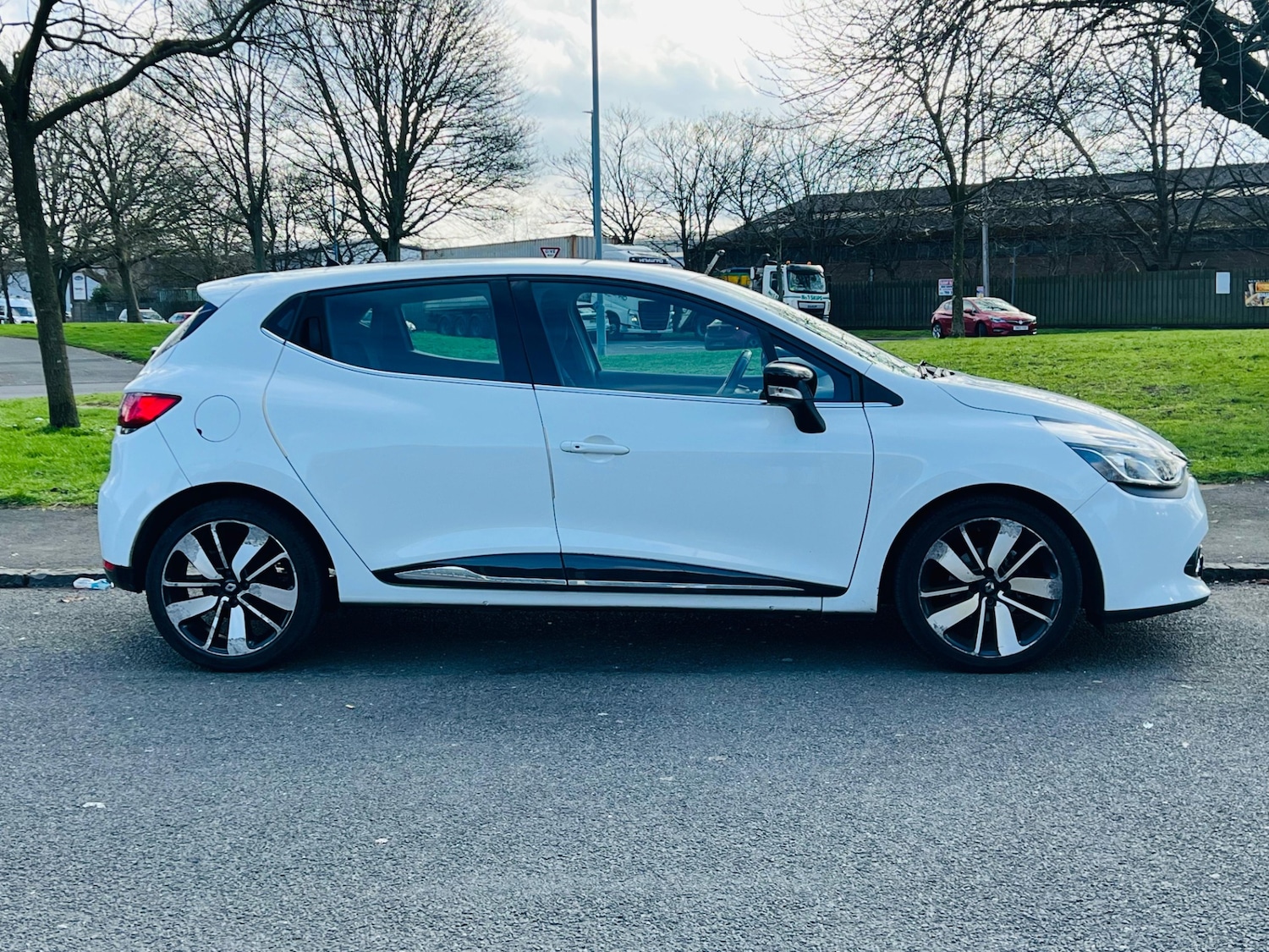 Used Renault Clio 2016 for sale - 77613689: Photo 2