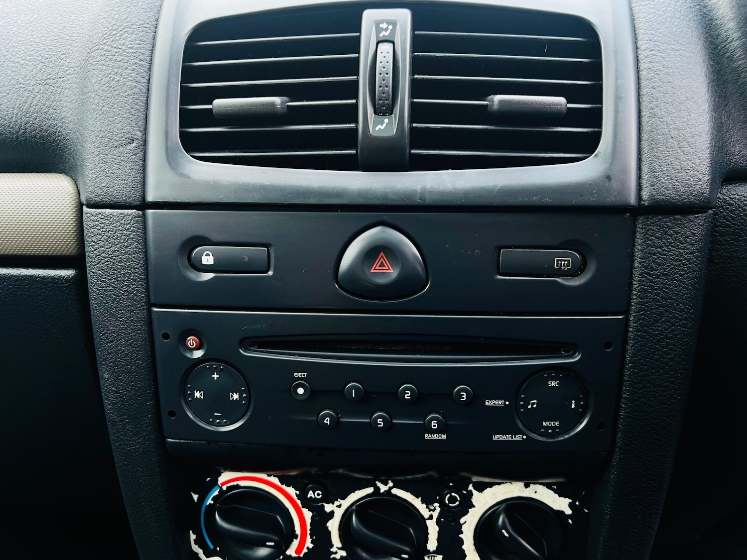 Used Renault Clio 2005 for sale - 77332358: Photo 43