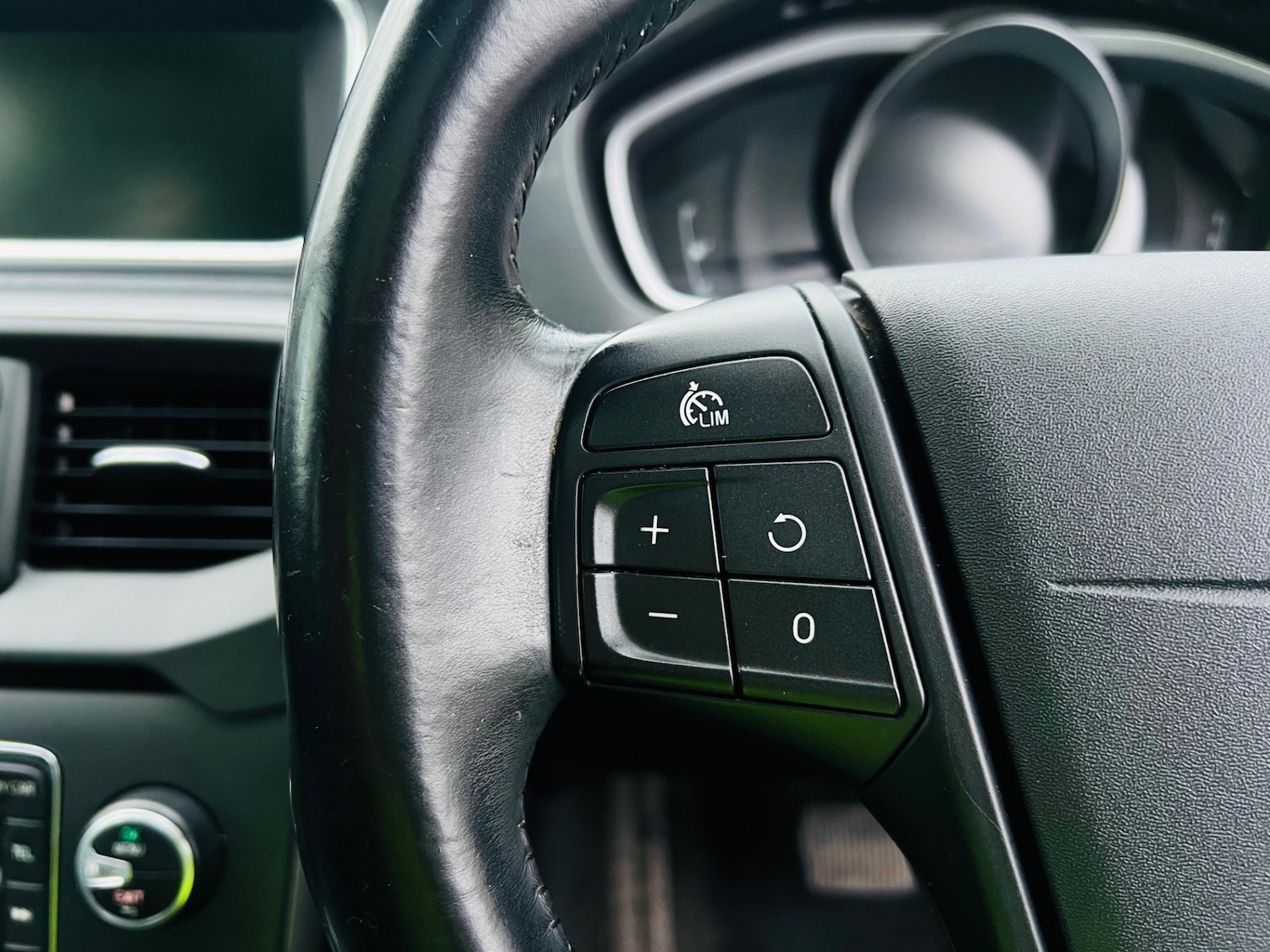 Used Volvo V40 2013 for sale - 77511984: Photo 36