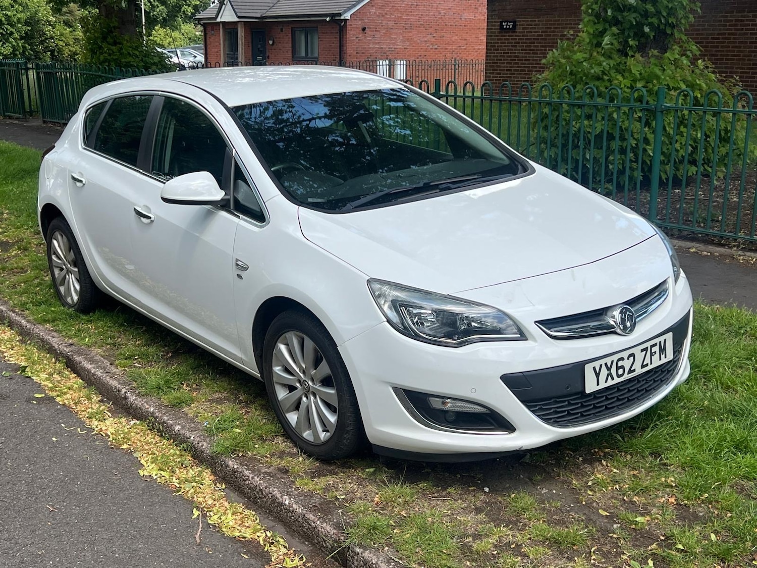 Used Vauxhall Astra 2012 for sale - 76318253: Photo 2