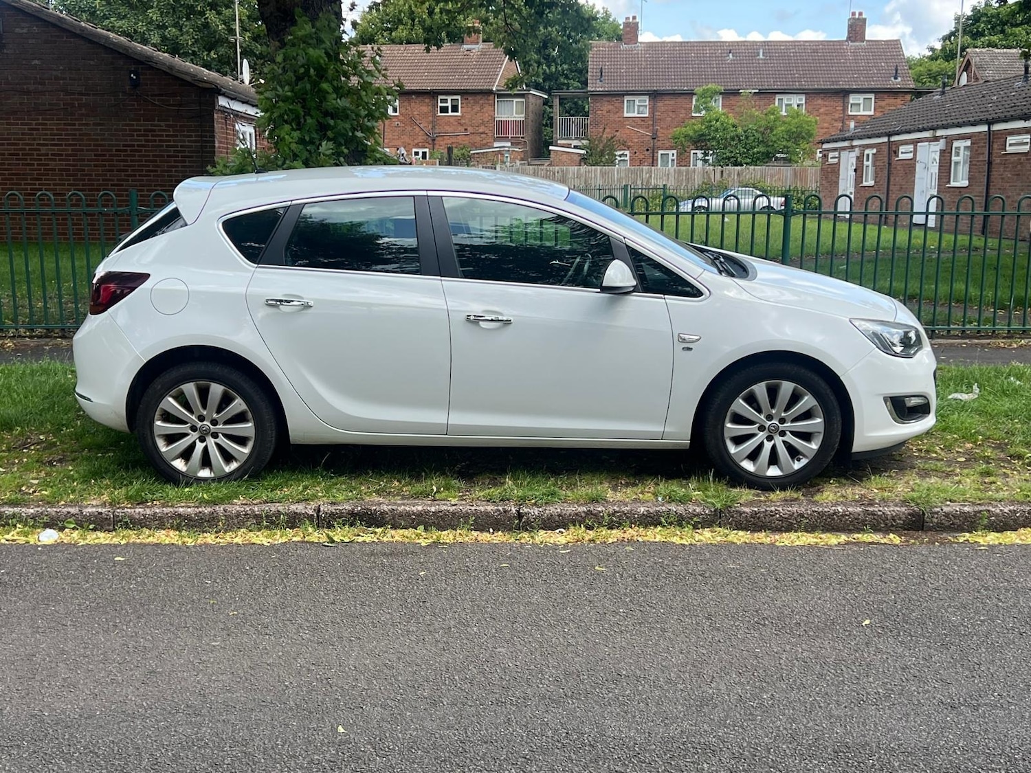 Used Vauxhall Astra 2012 for sale - 76318253: Photo 3