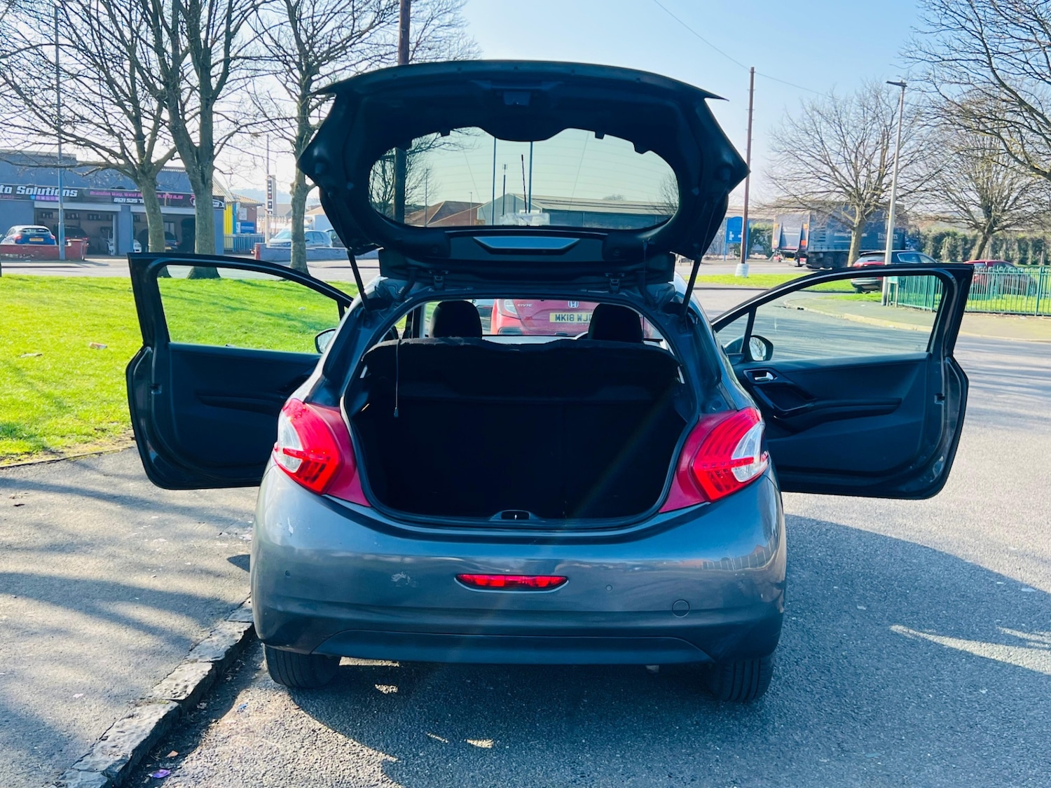Used Peugeot 208 2015 for sale - 77613775: Photo 28