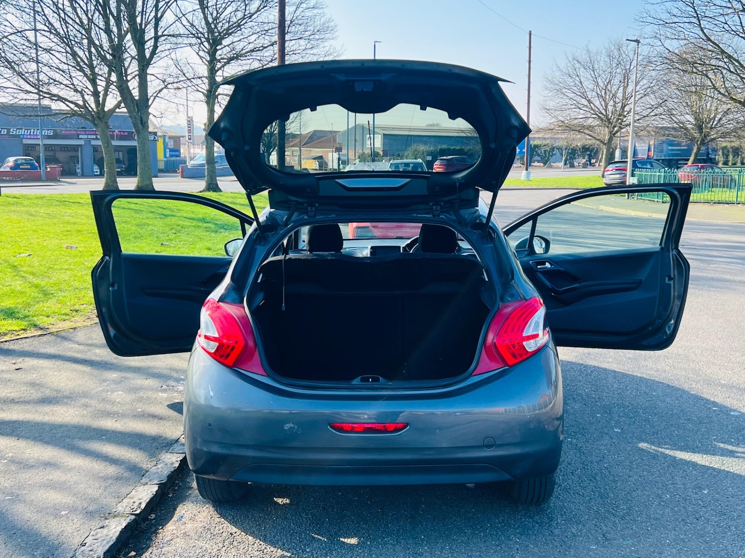 Used Peugeot 208 2015 for sale - 77613775: Photo 29