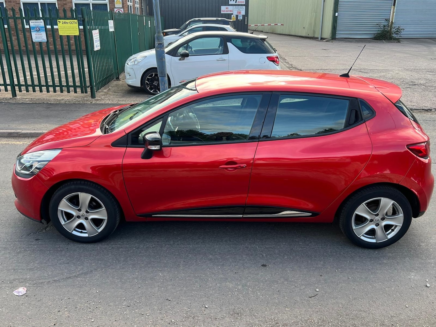 Used Renault Clio 2013 for sale - 76167584: Photo 2