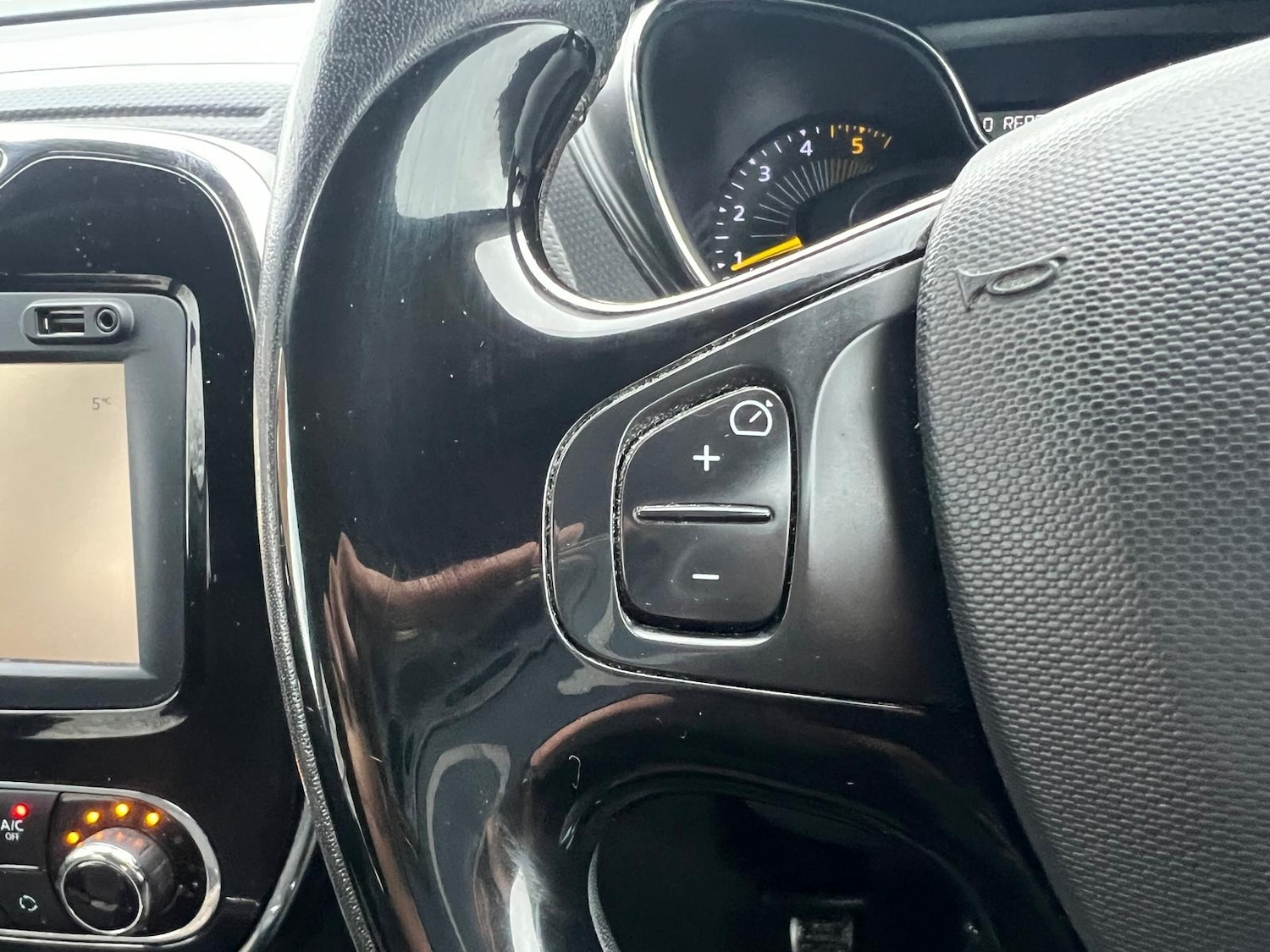 Used Renault Captur 2016 for sale - 76634349: Photo 42