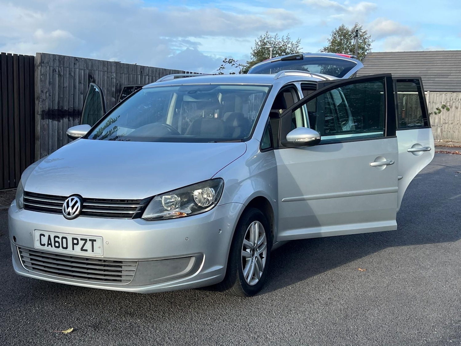 Used Volkswagen Touran 2011 for sale - 76176036: Photo 30