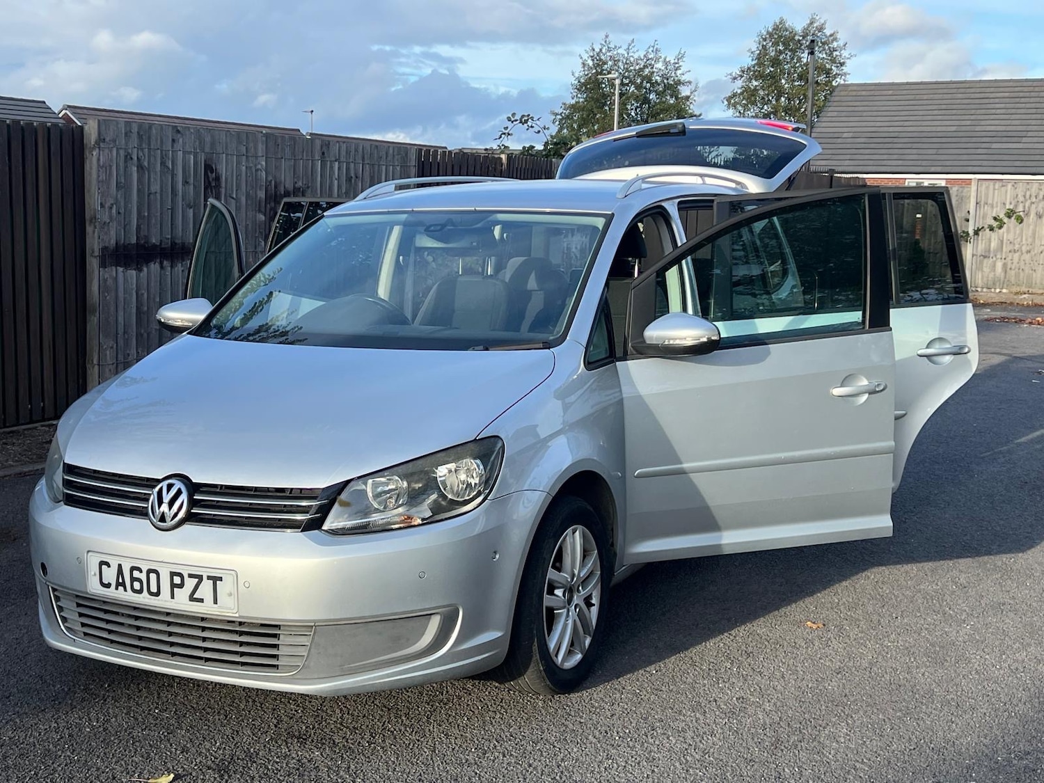 Used Volkswagen Touran 2011 for sale - 76176036: Photo 31