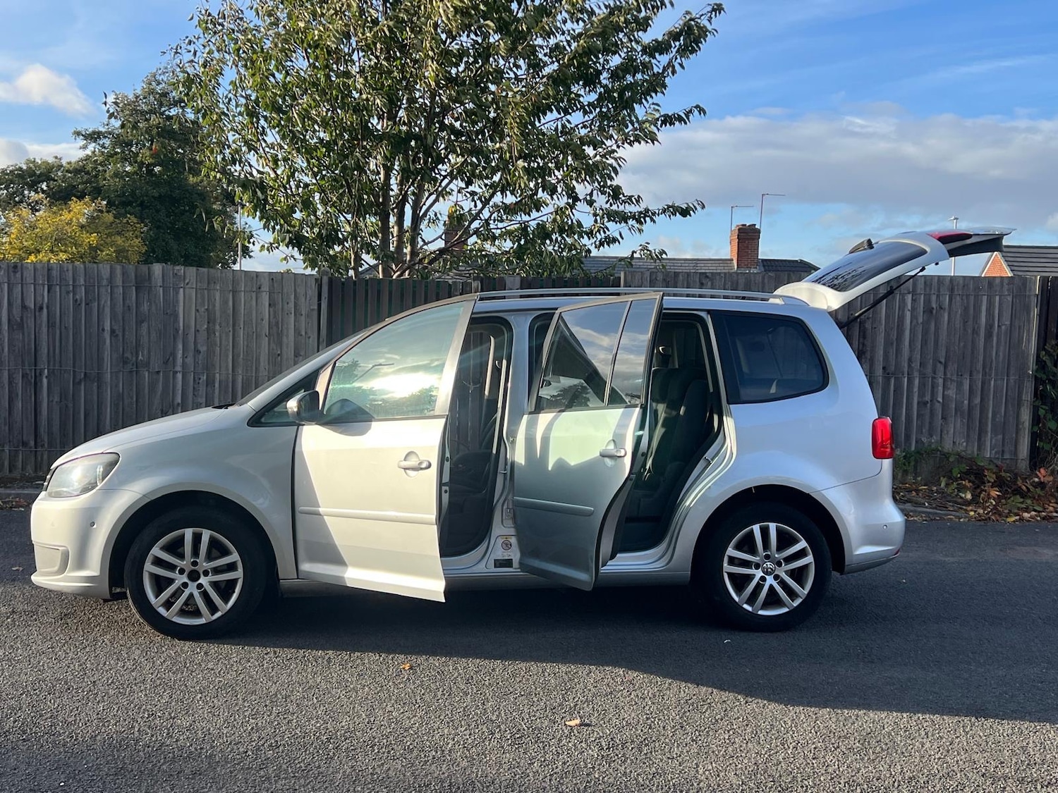 Used Volkswagen Touran 2011 for sale - 76176036: Photo 43