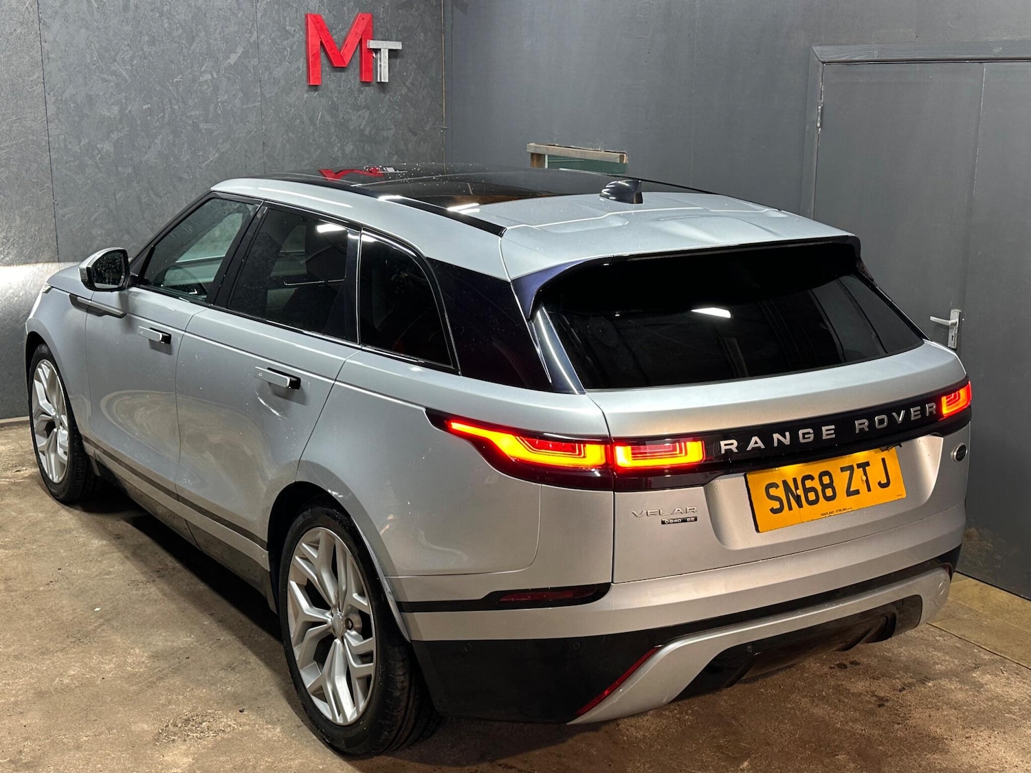 Used Land Rover Range Rover Velar 2018 for sale - 76472916: Photo 6