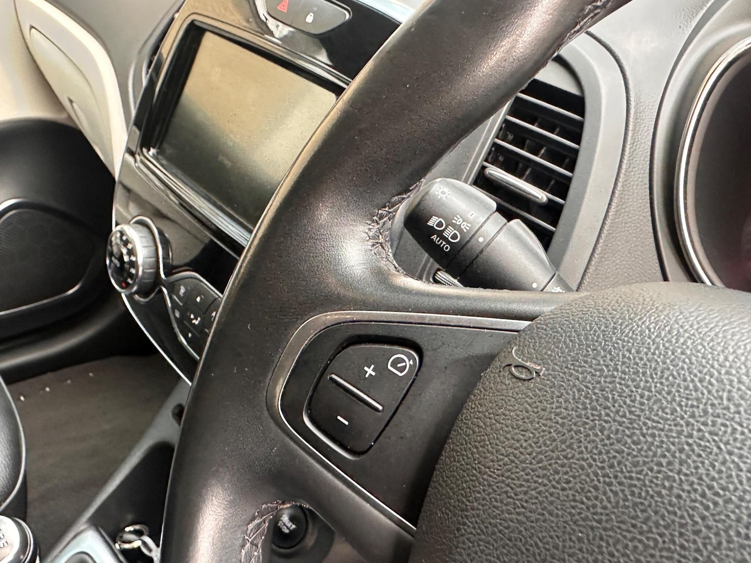 Used Renault Captur for sale - 76701110: Photo 32