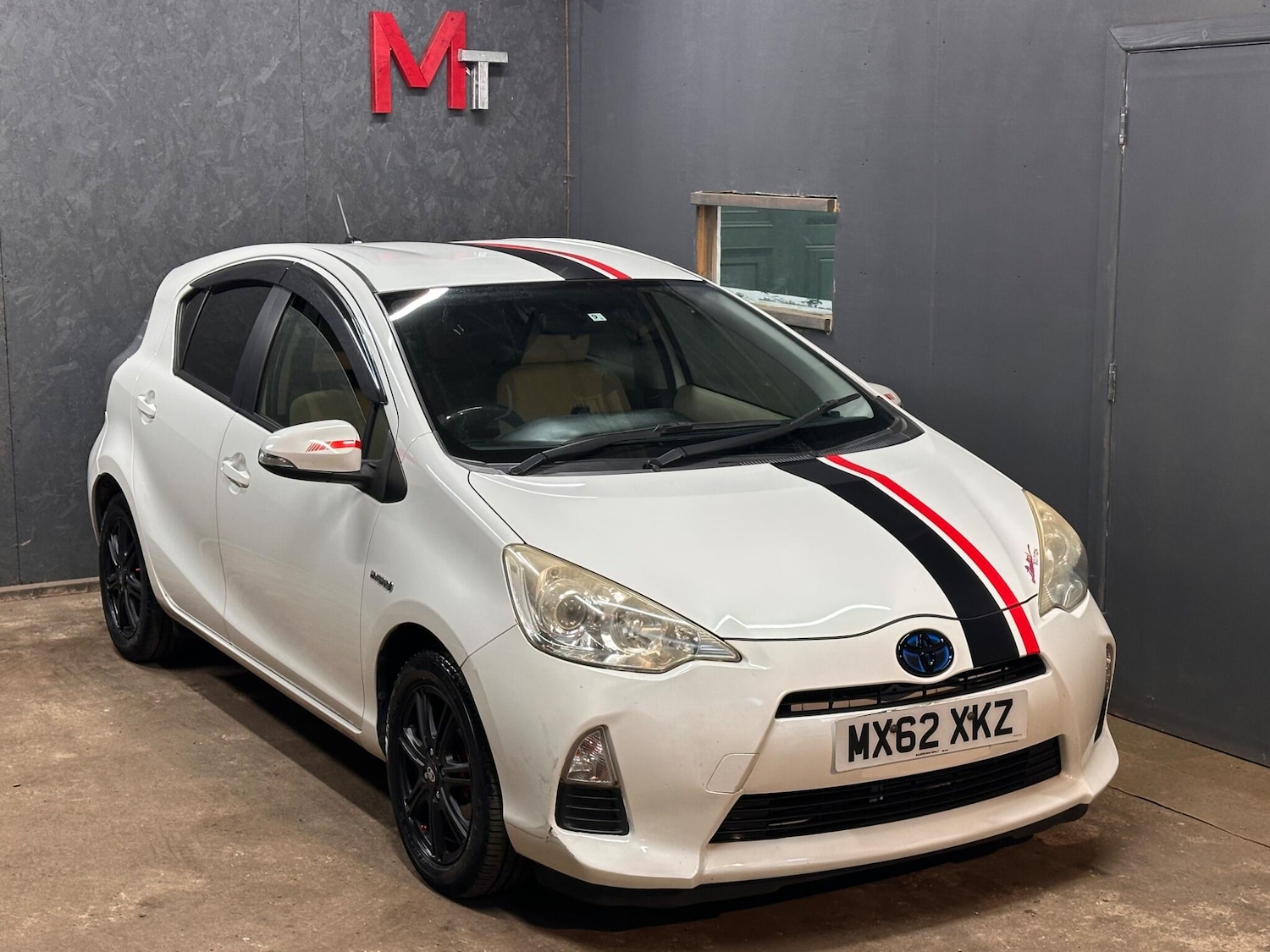 Used Toyota Aqua for sale - 76377882: Photo 2