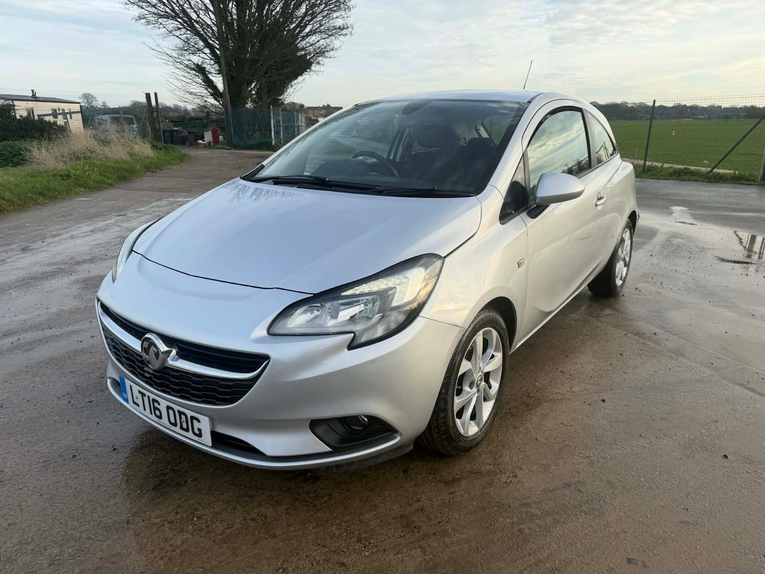 Used Vauxhall Corsa 2016 for sale - 77062132: Photo 2