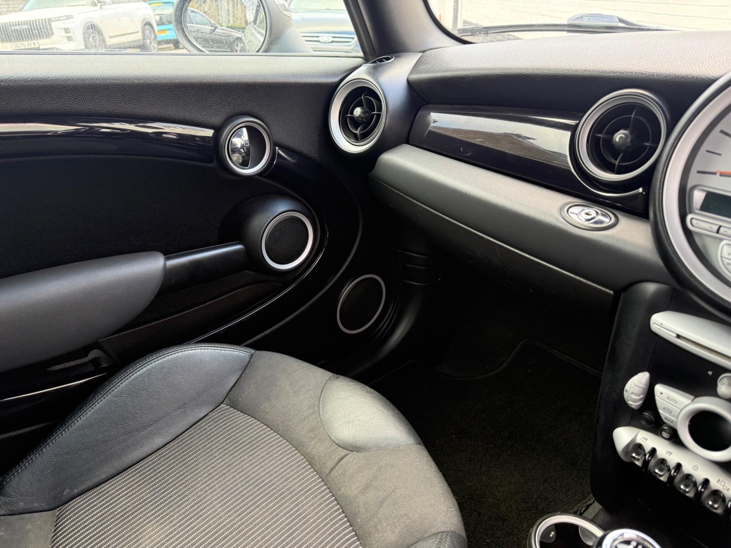 Used MINI Convertible 2009 for sale - 77377688: Photo 17