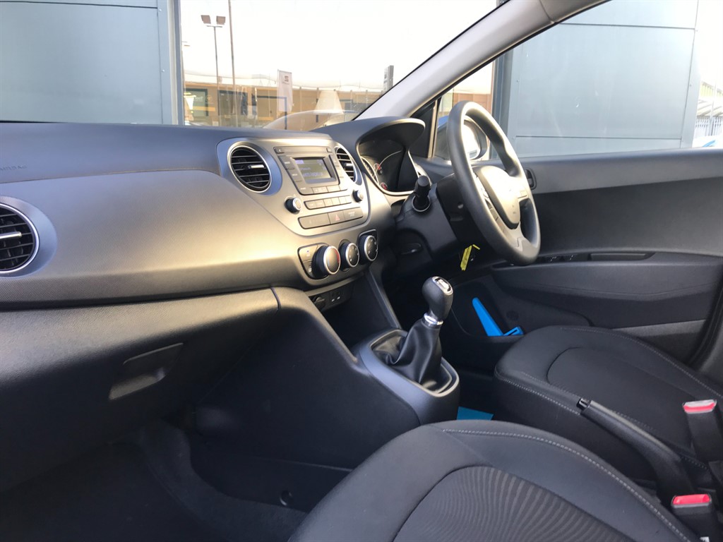 Used Hyundai i10 2017 for sale - 77127735: Photo 2