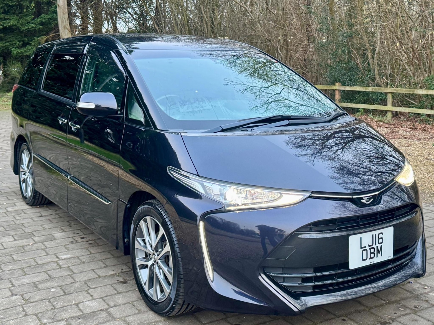 Used Toyota Estima for sale - 76989510: Photo 2